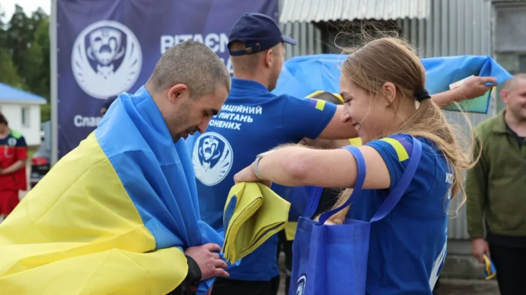 В Україну повернулися полонені військові та цивільні після чергового обміну В Україну повернулися полонені військові та цивільні після чергового обміну
