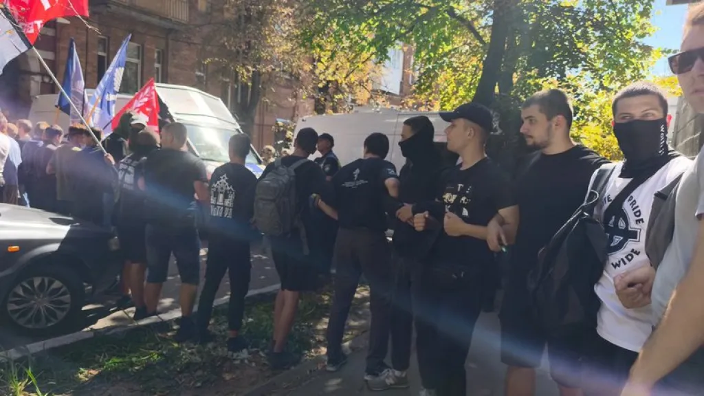 У центрі Харкова сталася штовханина між противниками «ХарківПрайду» та поліцією У центрі Харкова сталася штовханина між противниками «ХарківПрайду» та поліцією