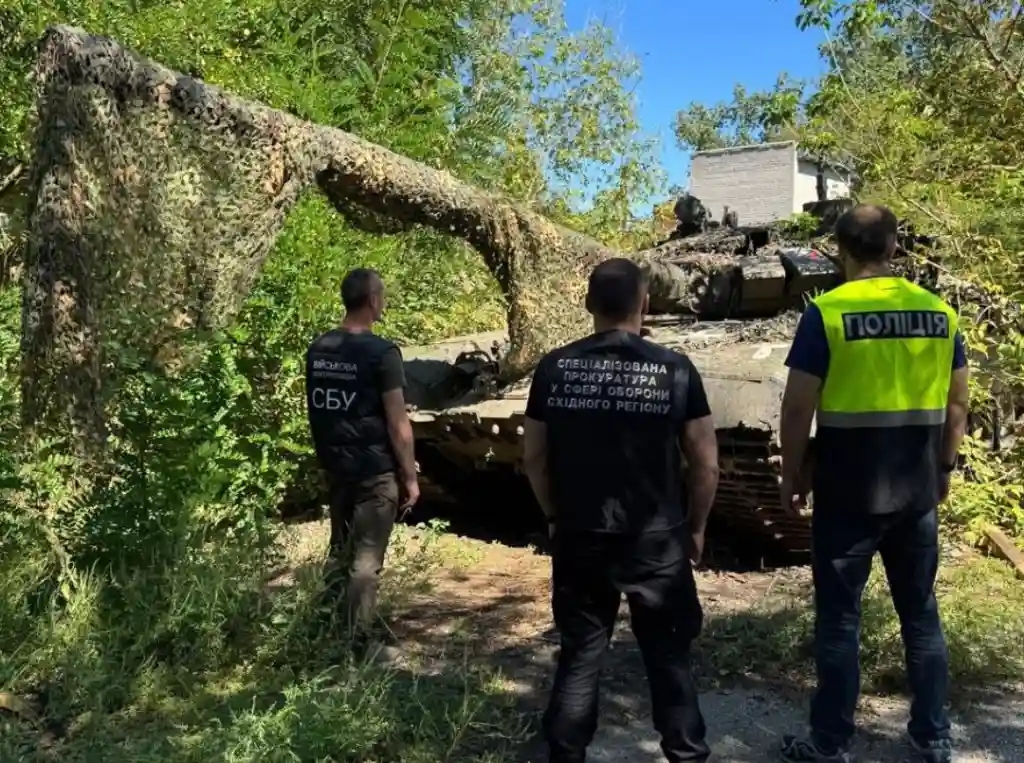На Харківщині правоохоронці передали ЗСУ два трофейні російські танки На Харківщині правоохоронці передали ЗСУ два трофейні російські танки