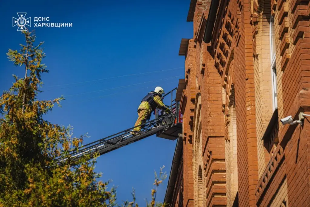 У Харкові після атаки дрона ліквідували пожежу та завершили рятувальні роботи У Харкові після атаки дрона ліквідували пожежу та завершили рятувальні роботи