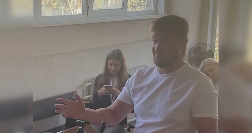 У Харкові ексспівробітник ТЦК, який побив вчителя, визнав провину та пропонує 15 тисяч гривень компенсації У Харкові ексспівробітник ТЦК, який побив вчителя, визнав провину та пропонує 15 тисяч гривень компенсації