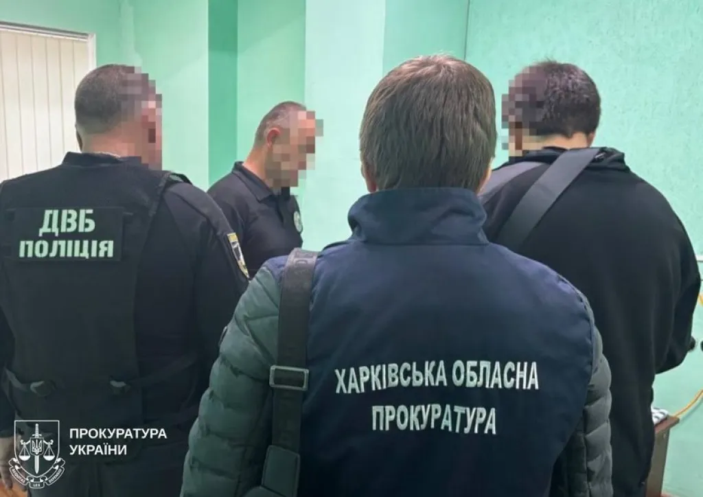 На Харківщині поліцейського підозрюють у хабарі за незаконне оформлення водійських прав На Харківщині поліцейського підозрюють у хабарі за незаконне оформлення водійських прав
