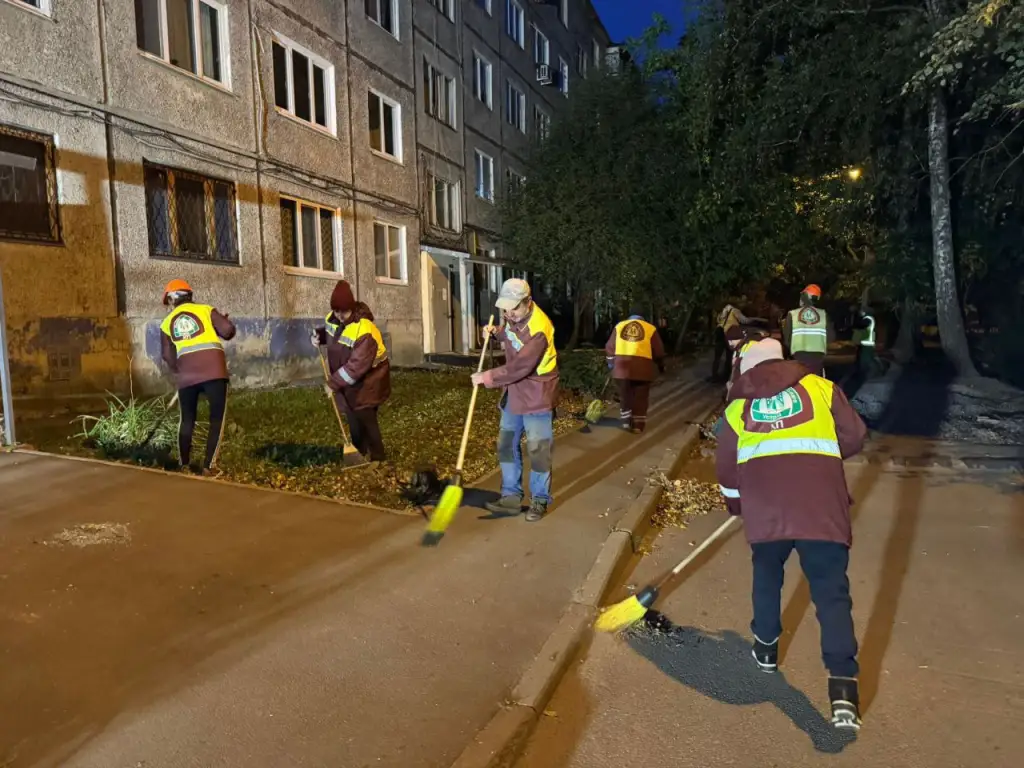 У Харкові комунальники ліквідовують наслідки нічного обстрілу: найбільше постраждав Салтівський район