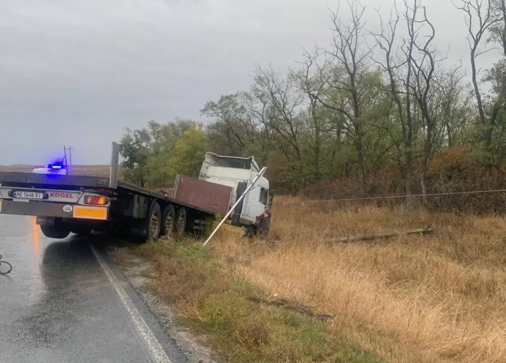 На Харківщині вантажівка врізалася в електроопору та залишила без світла кілька сіл На Харківщині вантажівка врізалася в електроопору та залишила без світла кілька сіл