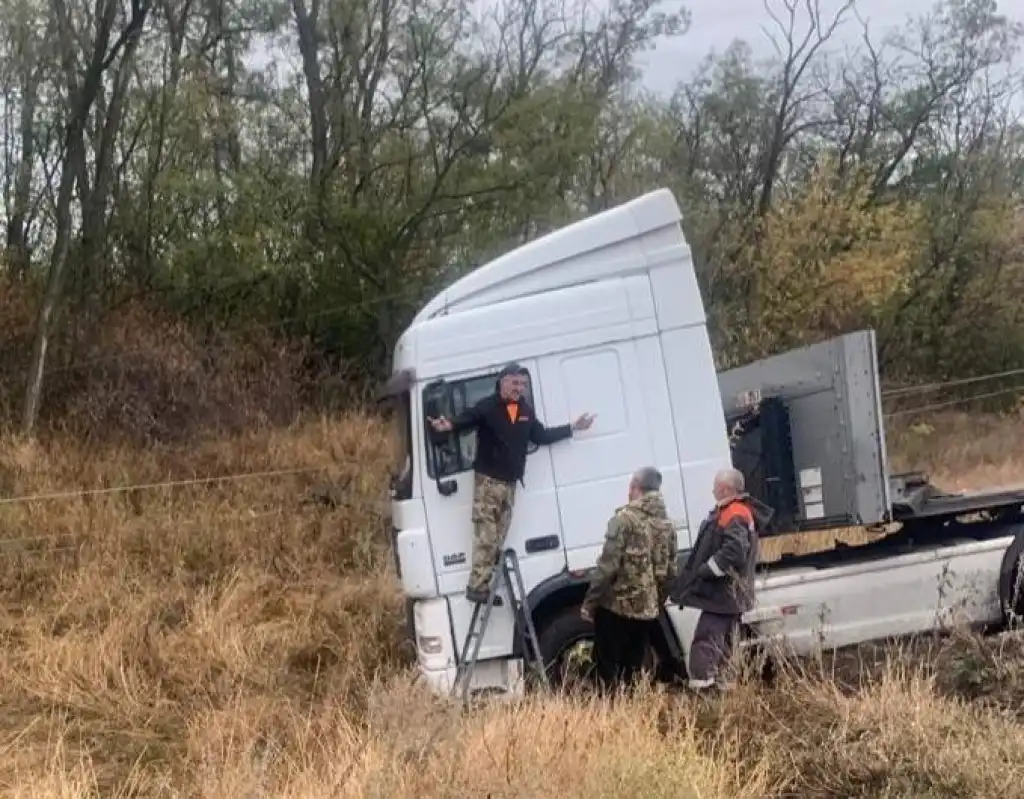 На Харківщині вантажівка врізалася в електроопору та залишила без світла кілька сіл На Харківщині вантажівка врізалася в електроопору та залишила без світла кілька сіл