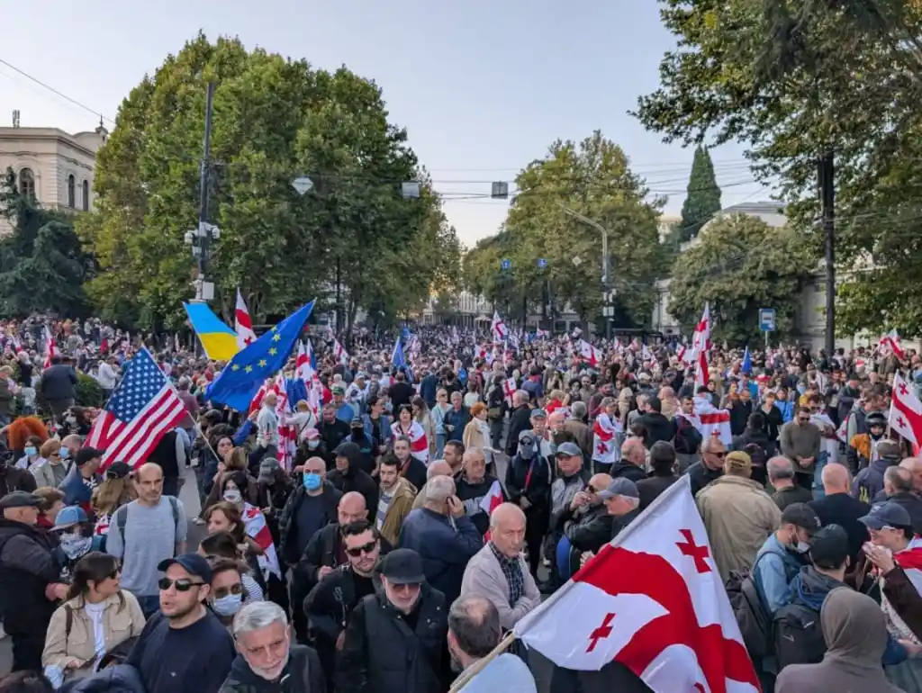 У Тбілісі протестують проти проросійської влади під час місцевих виборів У Тбілісі протестують проти проросійської влади під час місцевих виборів