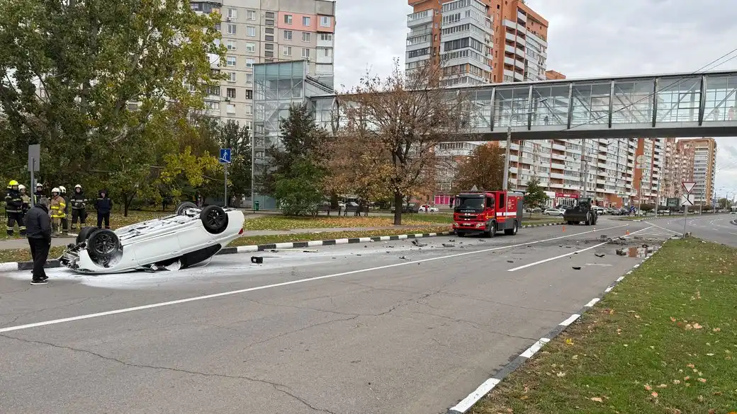 У Харкові автомобіль BMW перевернувся після зіткнення з бордюром: водія госпіталізували У Харкові автомобіль BMW перевернувся після зіткнення з бордюром: водія госпіталізували