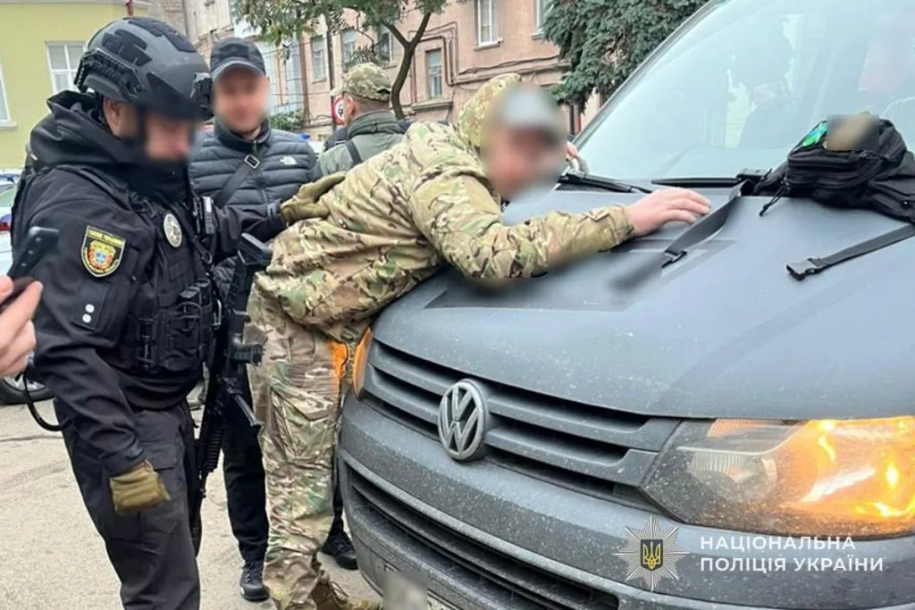 На Тернопільщині викрили військових, які катували чоловіків і вимагали гроші На Тернопільщині викрили військових, які катували чоловіків і вимагали гроші