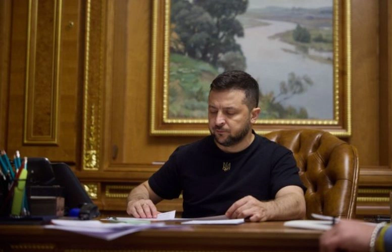 Зеленський підписав закон, який дозволяє бронювати чоловіків, що перебувають у розшуку ТЦК Зеленський підписав закон, який дозволяє бронювати чоловіків, що перебувають у розшуку ТЦК