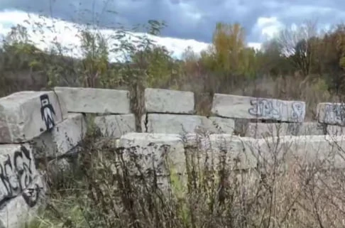 Прокуратура вимагає скасувати оренду землі біля Журавлівського гідропарку: замість забудови знайшли бетонні блоки Прокуратура вимагає скасувати оренду землі біля Журавлівського гідропарку: замість забудови знайшли бетонні блоки