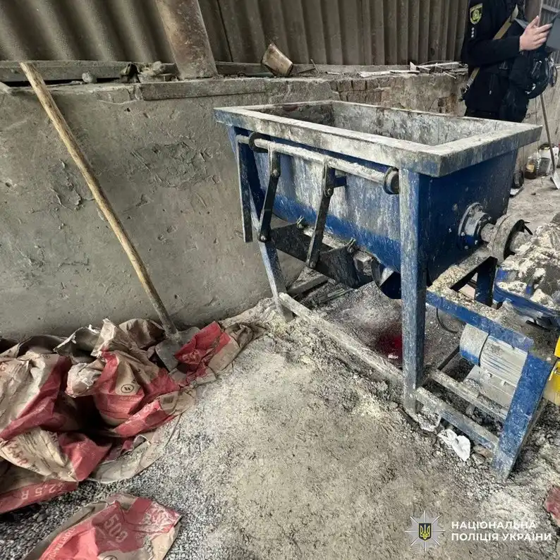 На Харківщині загинув 16-річний підліток, якого затиснуло в бетонозмішувачі під час ремонту На Харківщині загинув 16-річний підліток, якого затиснуло в бетонозмішувачі під час ремонту
