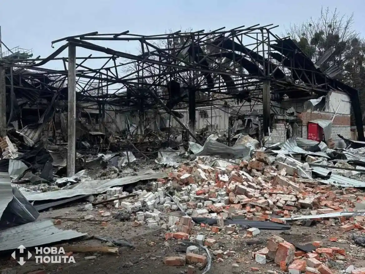 Російська атака знищила відділення “Нової пошти” у Чугуєві на Харківщині Російська атака знищила відділення “Нової пошти” у Чугуєві на Харківщині