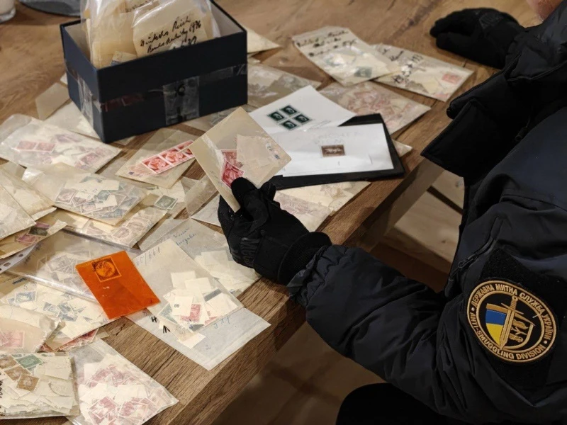 На кордоні з Польщею затримали спробу ввезення понад 14 тисяч марок із забороненою нацистською символікою На кордоні з Польщею затримали спробу ввезення понад 14 тисяч марок із забороненою нацистською символікою