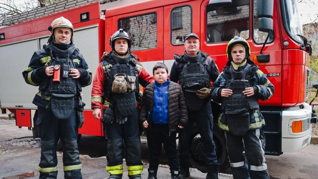 У Харкові школяр подзвонив на 101 під час пожежі та врятував себе і бабусю У Харкові школяр подзвонив на 101 під час пожежі та врятував себе і бабусю