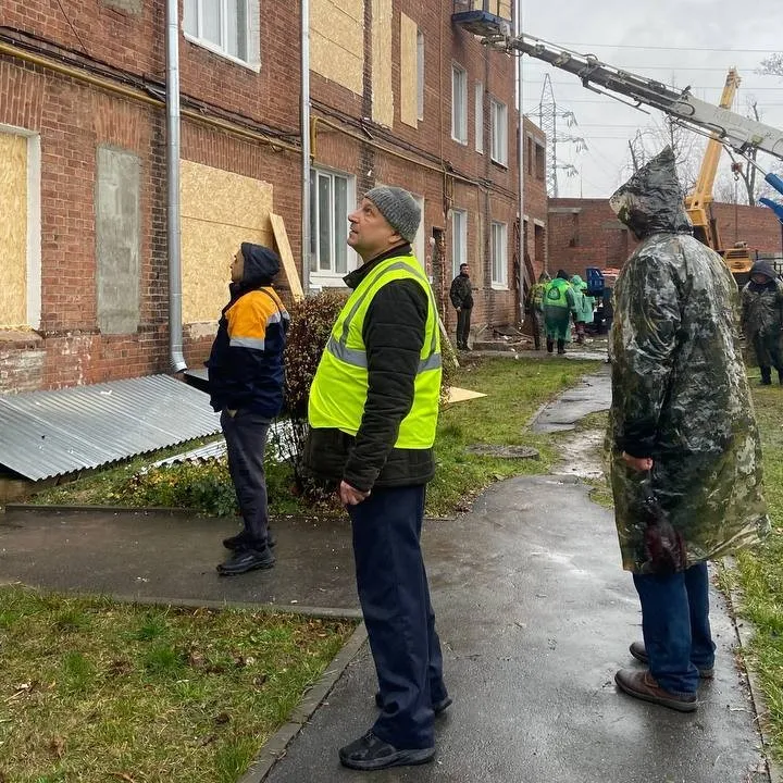 Харків після атаки: комунальні служби відновлюють пошкоджені будинки Харків після атаки: комунальні служби відновлюють пошкоджені будинки