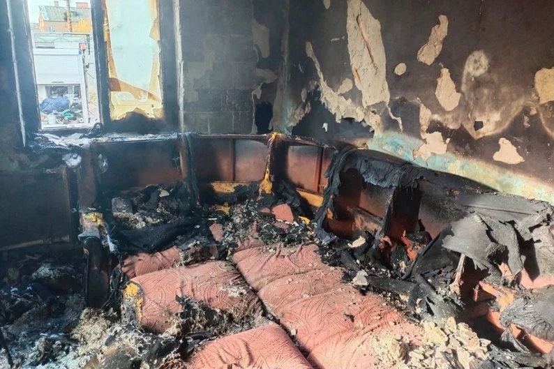 Рятувальники Харкова витягли непритомного чоловіка з палаючого будинку: його особу з’ясовують