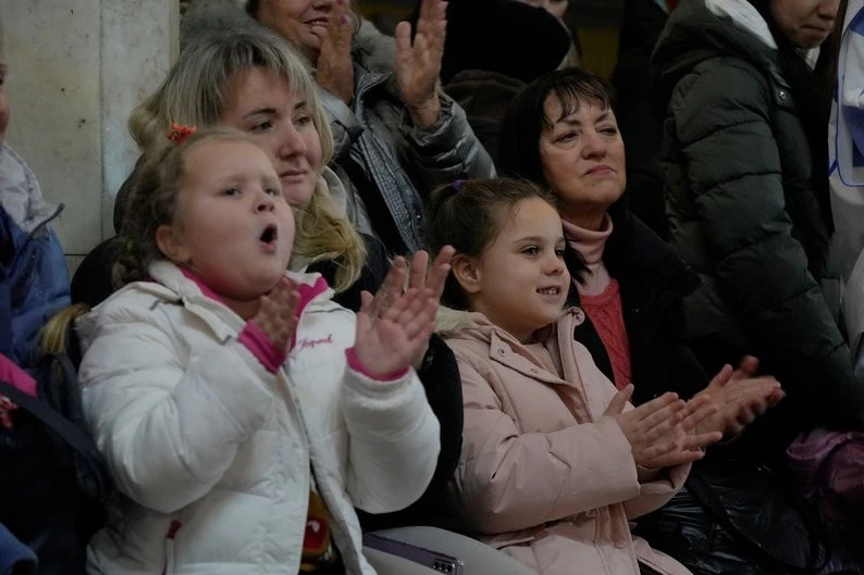 Солодкі закупівлі воєнного часу: громади Харківщини витратять понад 14 млн грн на новорічні подарунки
