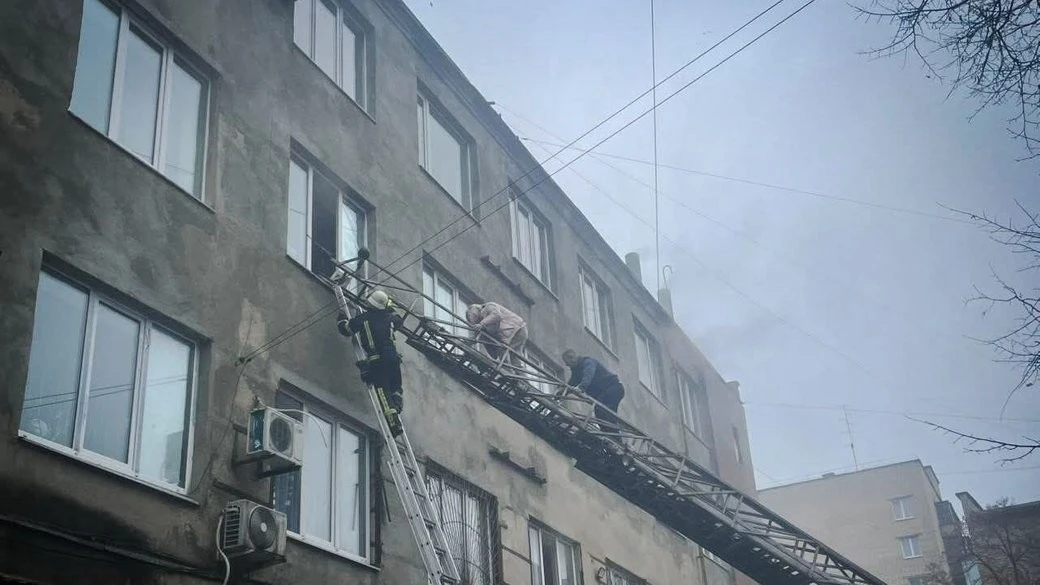 Пожежа в офісній будівлі Лозової: літню жінку госпіталізували, п’ятнадцять людей врятовано Пожежа в офісній будівлі Лозової: літню жінку госпіталізували, п’ятнадцять людей врятовано