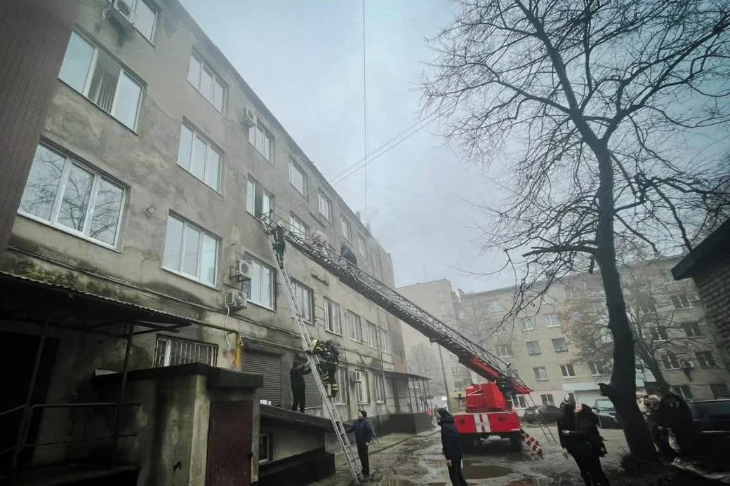 Пожежа в офісній будівлі Лозової: літню жінку госпіталізували, п’ятнадцять людей врятовано Пожежа в офісній будівлі Лозової: літню жінку госпіталізували, п’ятнадцять людей врятовано