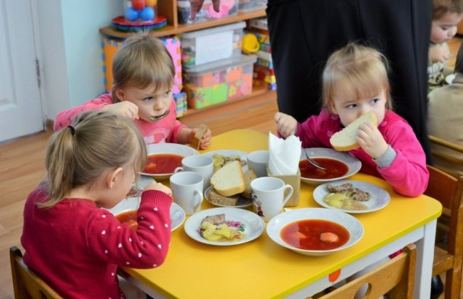Кабмін дозволив школам і садочкам годувати дітей без гарячих страв у разі відключення світла Кабмін дозволив школам і садочкам годувати дітей без гарячих страв у разі відключення світла