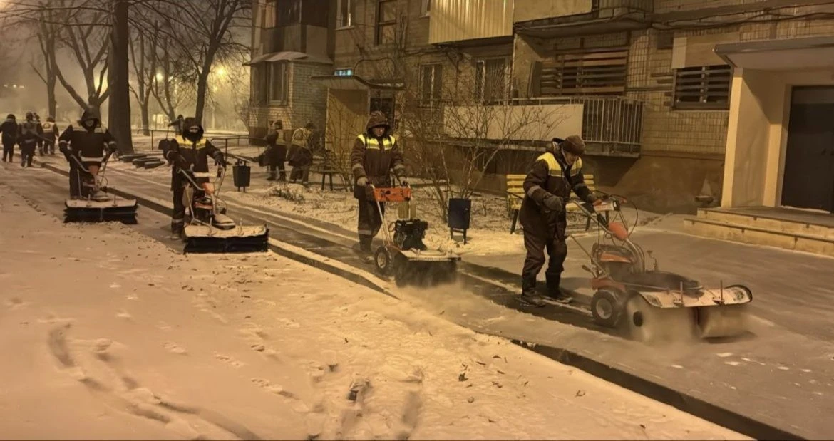 Харків приводять до ладу після нічного снігопаду: на вулицях працюють сотні комунальників