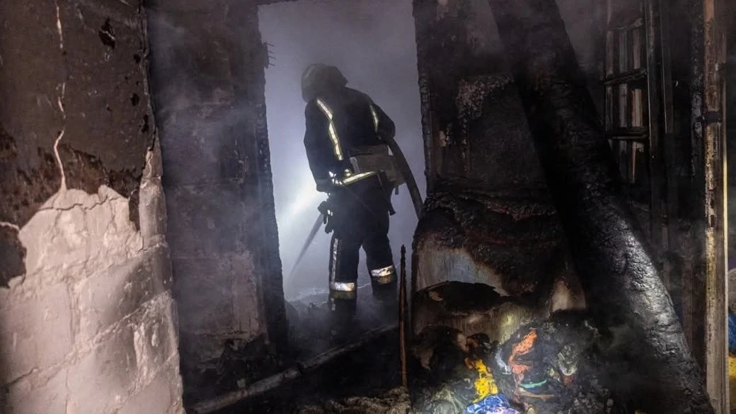 Нічна пожежа у Харкові забрала життя 94-річного мешканця багатоповерхівки