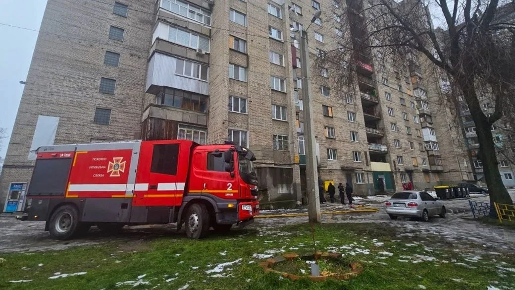 Пожежа у багатоповерхівці Харкова забрала життя одного чоловіка, двох врятовано Пожежа у багатоповерхівці Харкова забрала життя одного чоловіка, двох врятовано