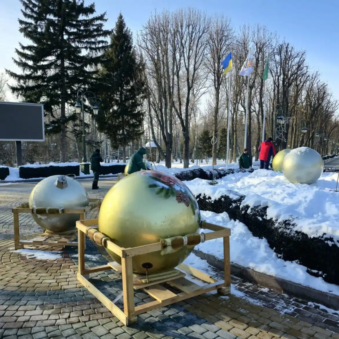 У Центральному парку Харкова почався демонтаж новорічних декорацій У Центральному парку Харкова почався демонтаж новорічних декорацій
