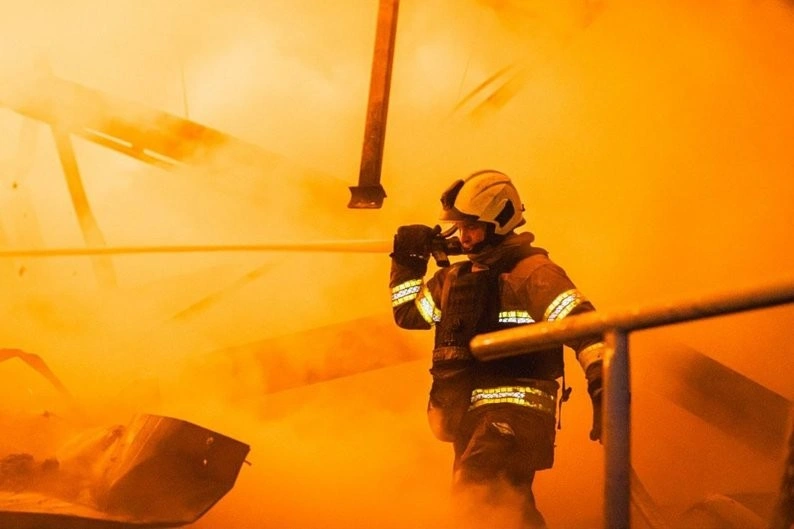 Понад 5000 кв. метрів вогню: ракета вдарила по складу фабрики Philip Morris у передмісті Харкова Понад 5000 кв. метрів вогню: ракета вдарила по складу фабрики Philip Morris у передмісті Харкова