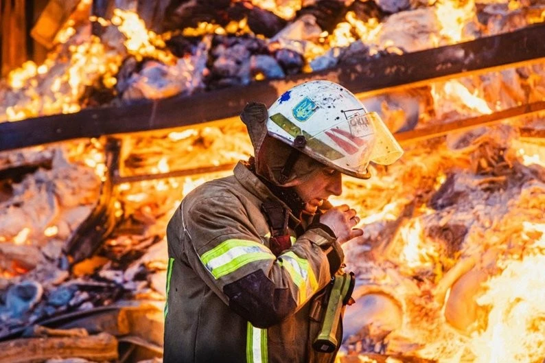 Понад 5000 кв. метрів вогню: ракета вдарила по складу фабрики Philip Morris у передмісті Харкова
