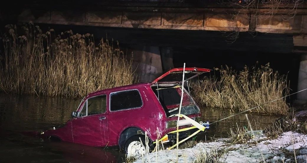 Нічна поїздка завершилася у річці: у Харкові водій Ниви опинився під водою разом з авто