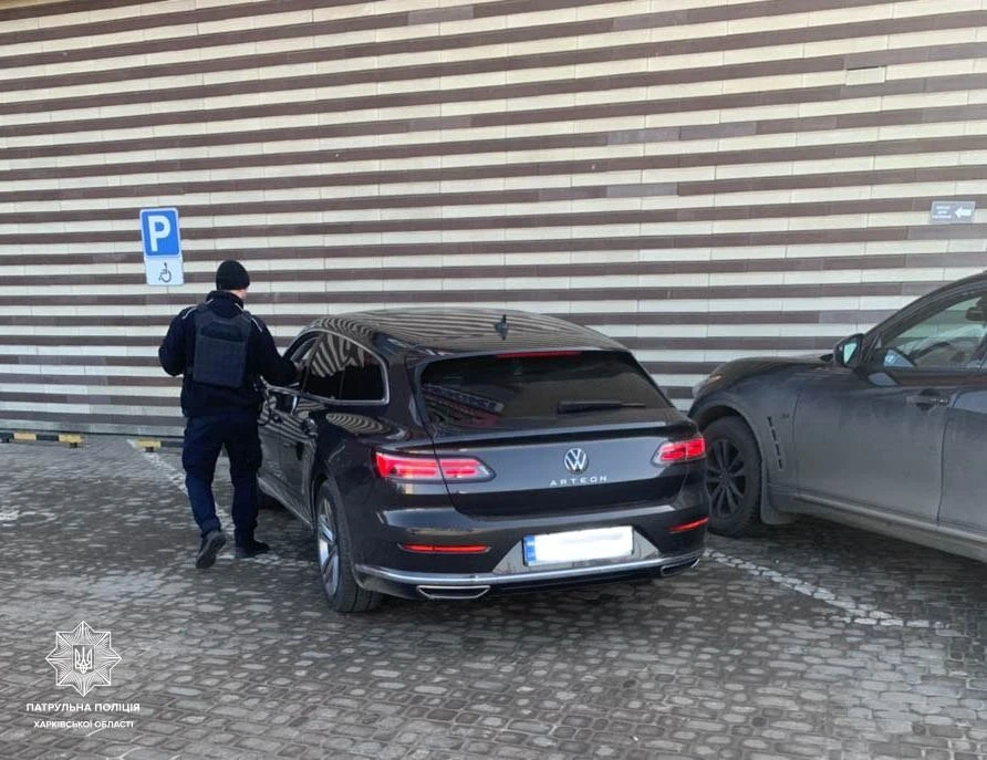 У Харкові водії отримують штрафи за незаконне паркування на місцях для людей з інвалідністю У Харкові водії отримують штрафи за незаконне паркування на місцях для людей з інвалідністю