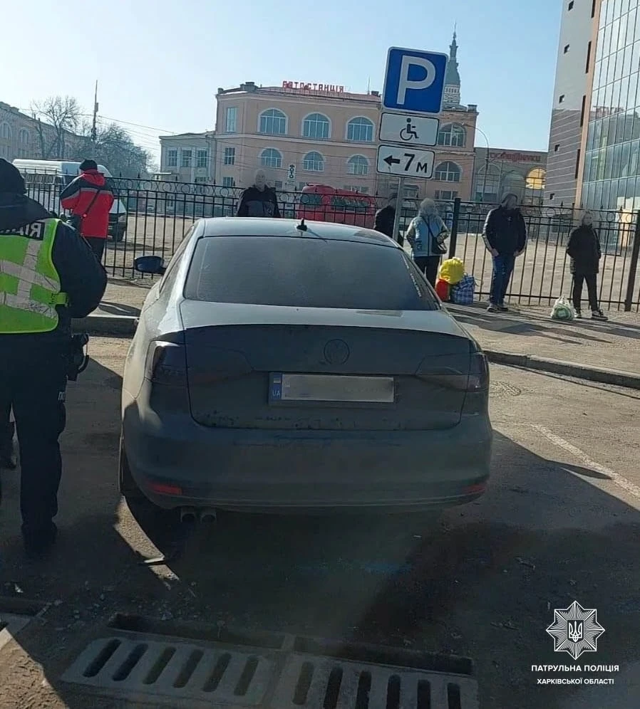 У Харкові водії отримують штрафи за незаконне паркування на місцях для людей з інвалідністю