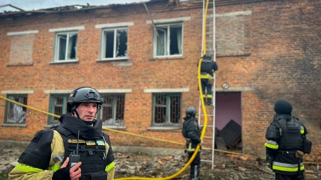 Російські дрони атакували Великий Бурлук: рятувальники дивом уникли загибелі під час повторного удару Російські дрони атакували Великий Бурлук: рятувальники дивом уникли загибелі під час повторного удару