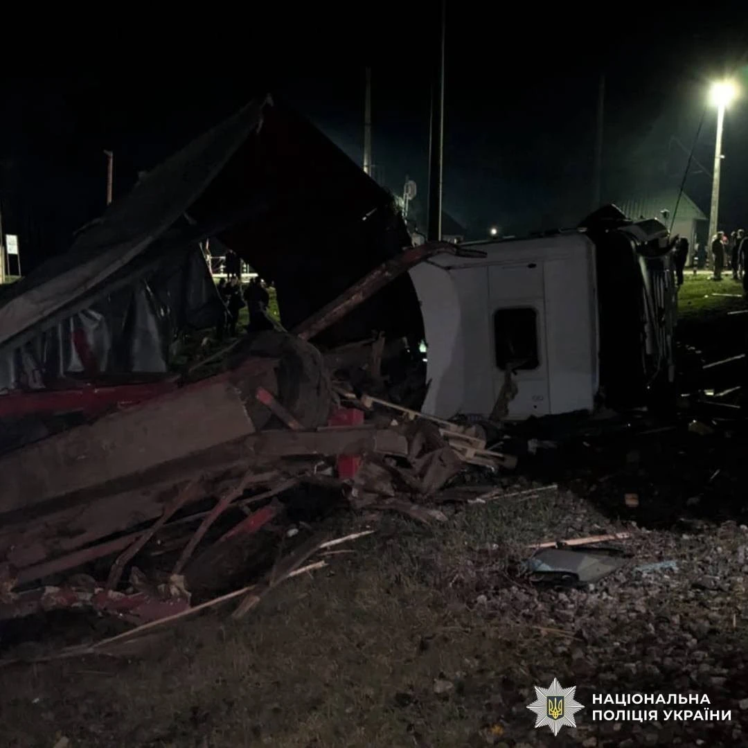 ДТП на залізничному переїзді біля Коломака: поліція озвучила попередні причини зіткнення вантажівки з потягом