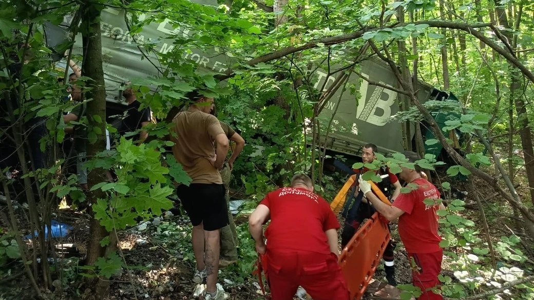 Троє постраждалих у результаті зіткнення вантажівки та мікроавтобуса під Харковом Троє постраждалих у результаті зіткнення вантажівки та мікроавтобуса під Харковом