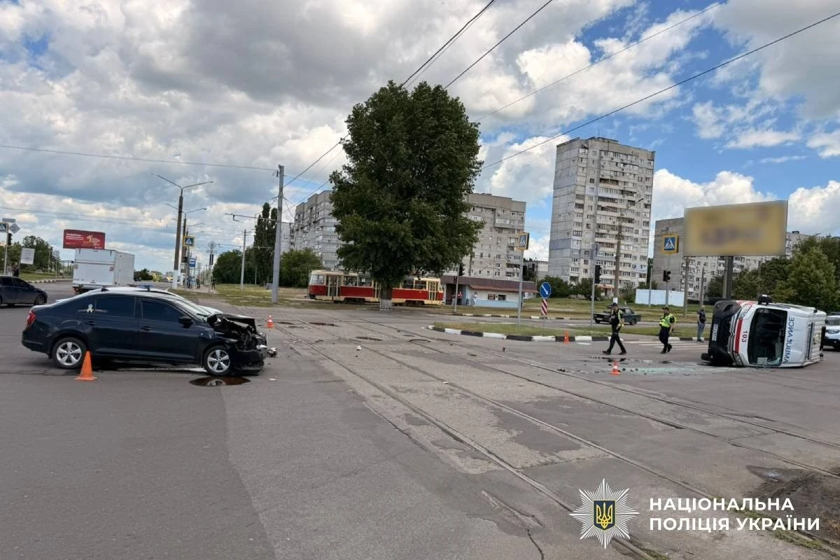 Зіткнення на Салтівці: у Немишлянському районі Харкова перекинувся спецтранспорт медиків
