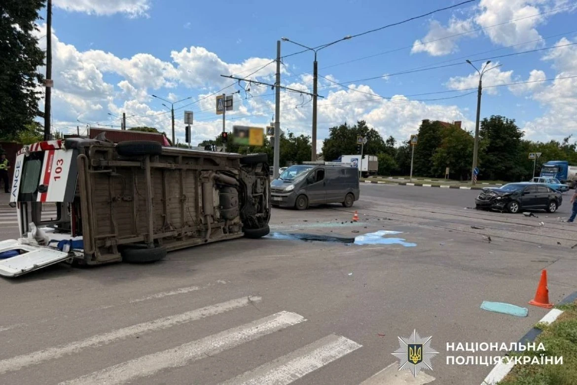 Зіткнення на Салтівці: у Немишлянському районі Харкова перекинувся спецтранспорт медиків Зіткнення на Салтівці: у Немишлянському районі Харкова перекинувся спецтранспорт медиків