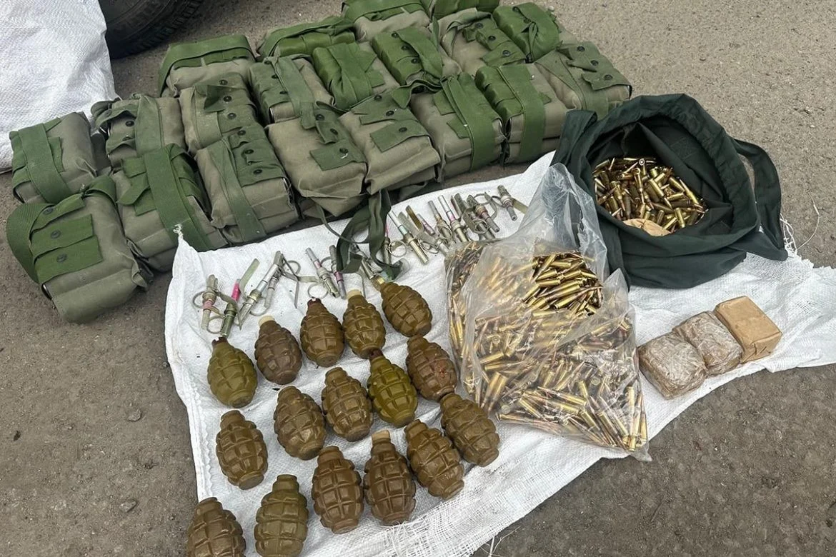 Нелегальний арсенал на в’їзді до Харкова: службовий пес виявив у багажнику незареєстровану зброю Нелегальний арсенал на в’їзді до Харкова: службовий пес виявив у багажнику незареєстровану зброю