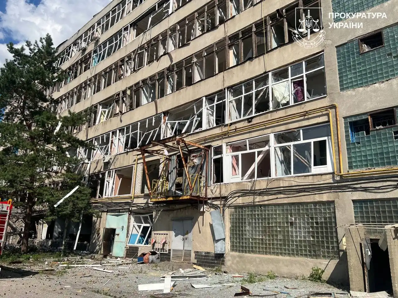 Серія ворожих ударів по Харкову: під прицілом опинилися житлові будинки та підприємство