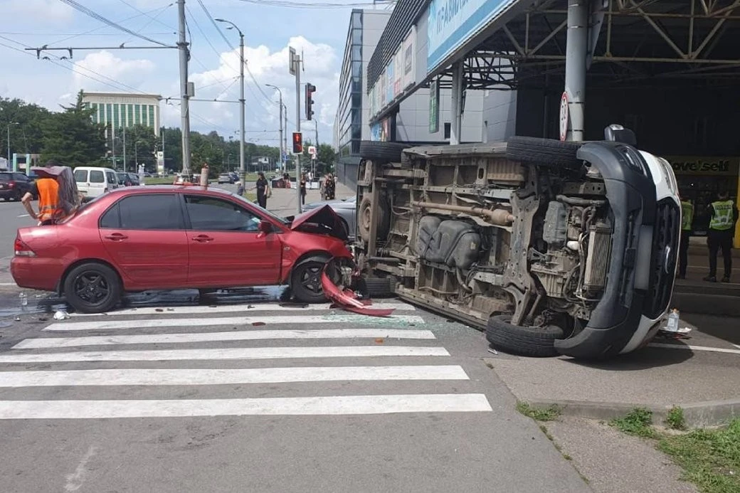 Травми медиків і перекинута спецмашина: наслідки аварії з авто швидкої допомоги у Харкові